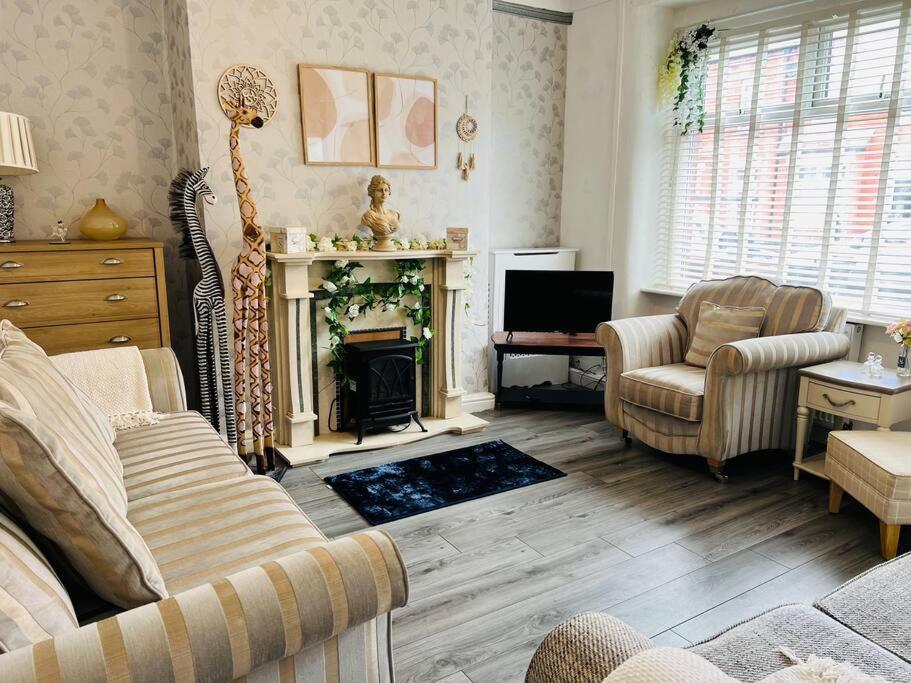 The First-Central Wigan 8 Guests Экстерьер фото