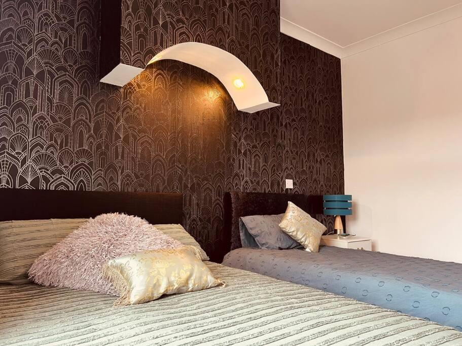 The First-Central Wigan 8 Guests Экстерьер фото